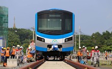 Video: Lắp đặt tàu metro lên đường ray ở depot Long Bình 