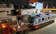 Video: Xuyên đêm vận chuyển tàu metro về depot Long Bình
