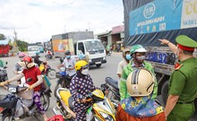 Video: Các phương tiện nối dài nhiều giờ đồng hồ khi qua chốt chặn Long An