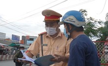 Video: Thực hiện giãn cách xã hội, nếu vi phạm giao thông sẽ bị xử lý hai tội 