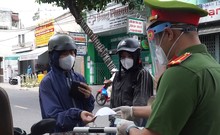 Video: Công an Đà Nẵng kiểm tra ngẫu nhiên người đi đường