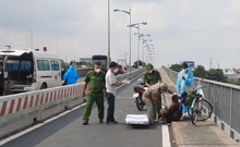 Video: Cụ ông 91 tuổi đạp xe trên cầu Bình Triệu bị xe tông rồi bỏ chạy