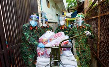 Video: Chiến sĩ Sư đoàn 5 dùng xe đạp thồ trao quà cho dân ở TP.HCM