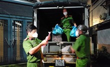 Video: Công an phường xuyên đêm đem thực phẩm đến các khu trọ