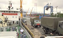 Người dân TP.HCM ấm lòng trước hỗ trợ thiết thực của chiến sĩ hải quân