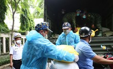 Video: Xe vận tải quân sự vượt mưa bão, mang 10 tấn gạo tặng người dân TP.HCM