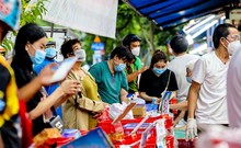 Video: Nhiều người xếp hàng mua bánh trung thu ở TP.HCM