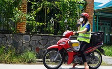 Video: Biệt đội shipper giao sách miễn phí cho học sinh 