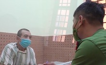 Video: Tạm giữ tài xế xe tải liên tiếp tông các barie để thông chốt kiểm dịch