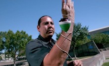 Màn biểu diễn con quay hút mắt người xem 