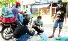 Video: Những chuyến xe đầy ắp yêu thương của anh chủ quán bún