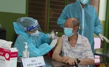 Video: Người cao tuổi ở TPHCM đồng tình tiêm vaccine thay thế Moderna