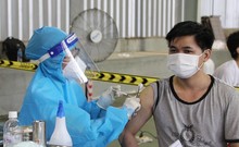 Video: Cả ngàn người ở TP.HCM đi tiêm vaccine COVID-19 không cần đăng ký trước