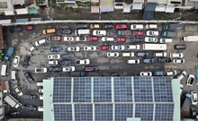 Video: Sau nới lỏng giãn cách, ô tô kẹt cứng tại trung tâm đăng kiểm