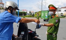 Video: Người dân qua chốt kiểm soát vào quận Ninh Kiều 