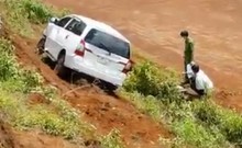 Video: Mâu thuẫn trong làm ăn, lái ô tô tông nhau