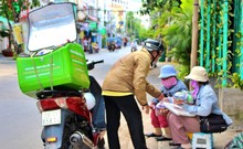 Video: Theo chân đội phát cơm di động tìm người khó khăn tặng cơm hộp