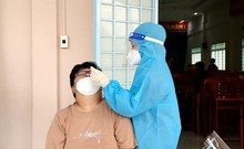 Video: Lấy mẫu xét nghiệm SAR-CoV-2 cho công nhân, các hộ tiểu thương ở Long Hồ