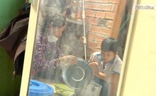 'Con rất buồn vì không có điện thoại để gặp thầy cô và các bạn'