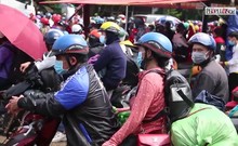 Video: Hơn 10.000 người dân về quê tránh dịch, gây quá tải