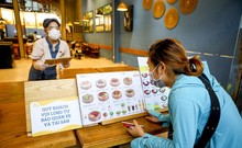 Video: Quận 7 đề nghị được thí điểm dịch vụ ăn uống tại chỗ