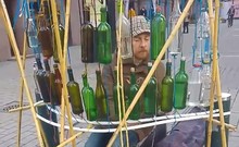 Nghệ sĩ đường phố chơi nhạc bằng... vỏ chai