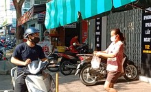 Người dân Đà Nẵng hồ hởi trong ngày đầu cho bán mang về