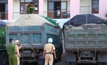 Đắk Lắk: Xử lý nhiều xe ben chở cát vi phạm tải trọng