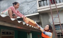 Video: Báo Pháp Luật TP.HCM vượt lũ trao quà cho 200 hộ dân