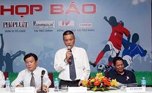 Nhà báo Đỗ Minh Hùng (đứng) tại giải Fair Play lần I-2012.