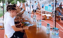 Các tuyển thủ Đức ký mỏi tay khi giao lưu với fan trong mùa dịch