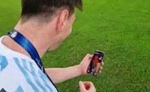 Video Messi dễ thương livestream khoe HCV với vợ con