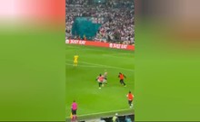 Video CĐV cởi trần chạy vào sân, an ninh sân Wembley ì ạch đuổi