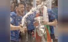 Clip cầu thủ Ý quậy tưng với cúp và champagne trong phòng thay đồ