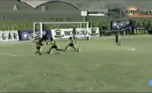 "Messi nhí" 8 tuổi lắt léo và làm xiếc trên sân