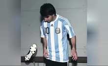 Messi chân không sút bay giầy vàng