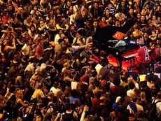 Bầu không khí vui vẻ trên quảng trường Taksim ở thành phố Istanbul của Thổ Nhĩ Kỳ.