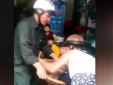 Clip cán bộ phường lấy tôm của ngư dân