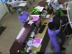 Video người nhà hành hung bác sĩ bệnh viện Bạch Mai