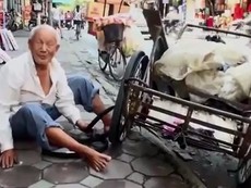 Cụ già cô đơn sống nghèo khó trong đống tiền