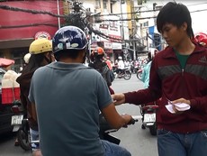 Phát tờ rơi và những giao lộ tràn ngập rác