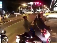 Văn hóa giao thông: Dừng đèn đỏ, vặn tay ga của xe bên cạnh