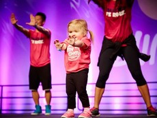Màn trình diễn Zumba đáng yêu của bé gái suy tủy