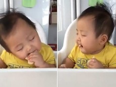 Đáng yêu xem bé vừa ăn vừa ngủ