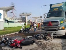 Clip: Xe đầu kéo tông hàng loạt xe máy
