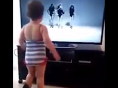Chịu không nổi với bé gái bắt chước điệu nhảy Beyonce