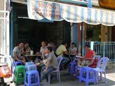 'Cheo Leo' bên những vợt cà phê