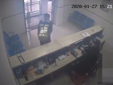 Hối hả đem tặng đồn cảnh sát 500 khẩu trang rồi bỏ chạy
