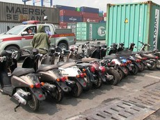 Clip: 2 container hàng lậu bị tạm giữ ở cảng Cát Lái