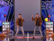 Cặp song sinh biểu diễn ảo thuật khuấy đảo sân khấu